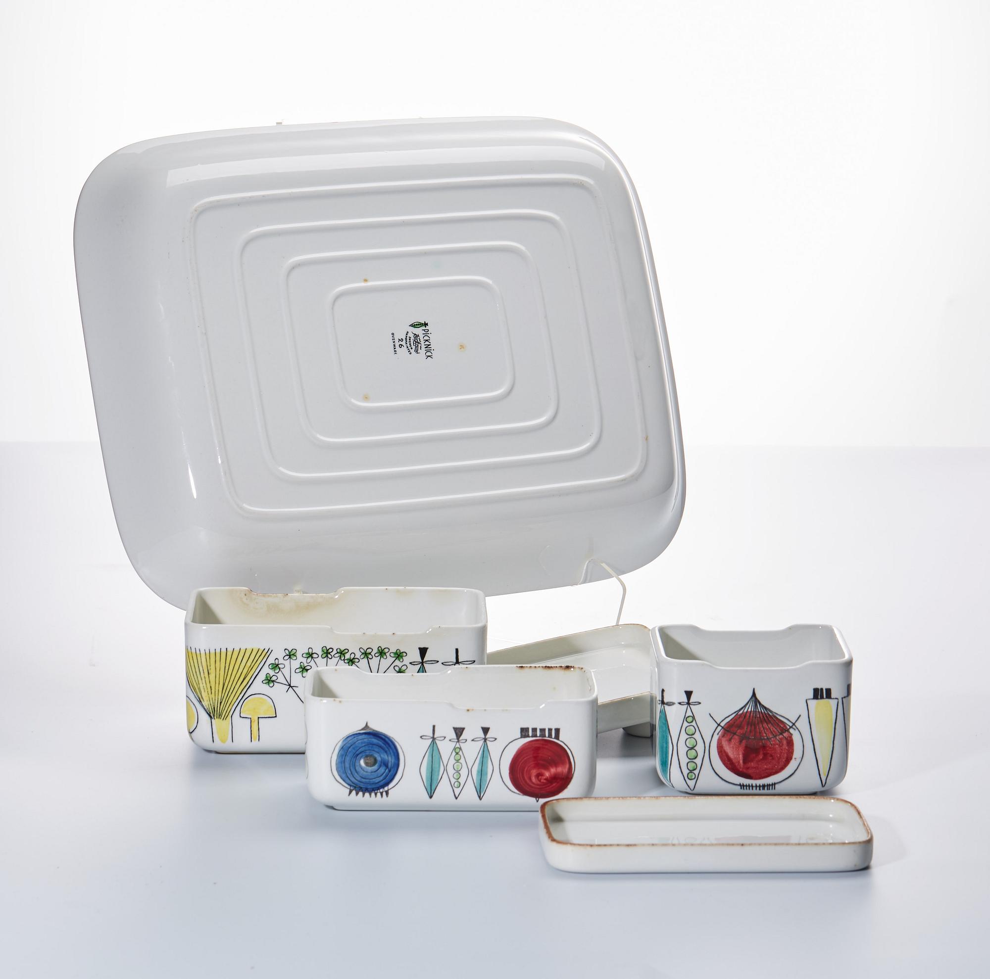 ASKAR med LOCK, 3 st samt UPPLÄGGNINGSFAT, "Picknick",  porslin, Marianne Wessman Rörstrand, 1900-talets andra hälft.