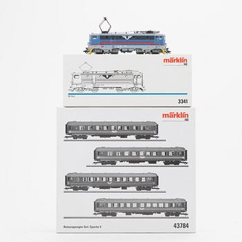 Märklin, a electrical locomotive and a four passenger car set, gauge H0, in boxes.