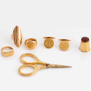 RINGAR 3 st, MANSCHETTKNAPPAR, SAX och FINGERBORG, 18K guld.