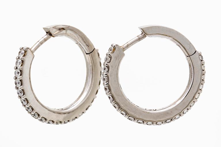Ole Lynggaard earrings, 18K gold with 42 brilliant-cut diamonds 0,42 ct in total, TW VS, diameter 16 mm.