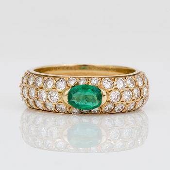 RING, med facetterad smaragd, ca 0,40 ct och små briljantslipade diamanter, totalt ca 1,38 ct.