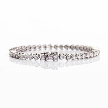 An 18K white gold tennis bracelet, with brilliant-cut diamonds.