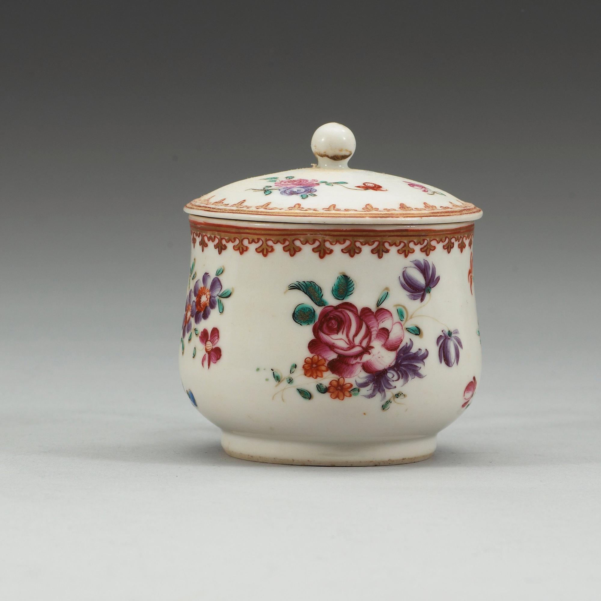 CREMEKOPPAR med LOCK, sju stycken, kompaniporslin. Qing dynastin, Qianlong (1736-95).