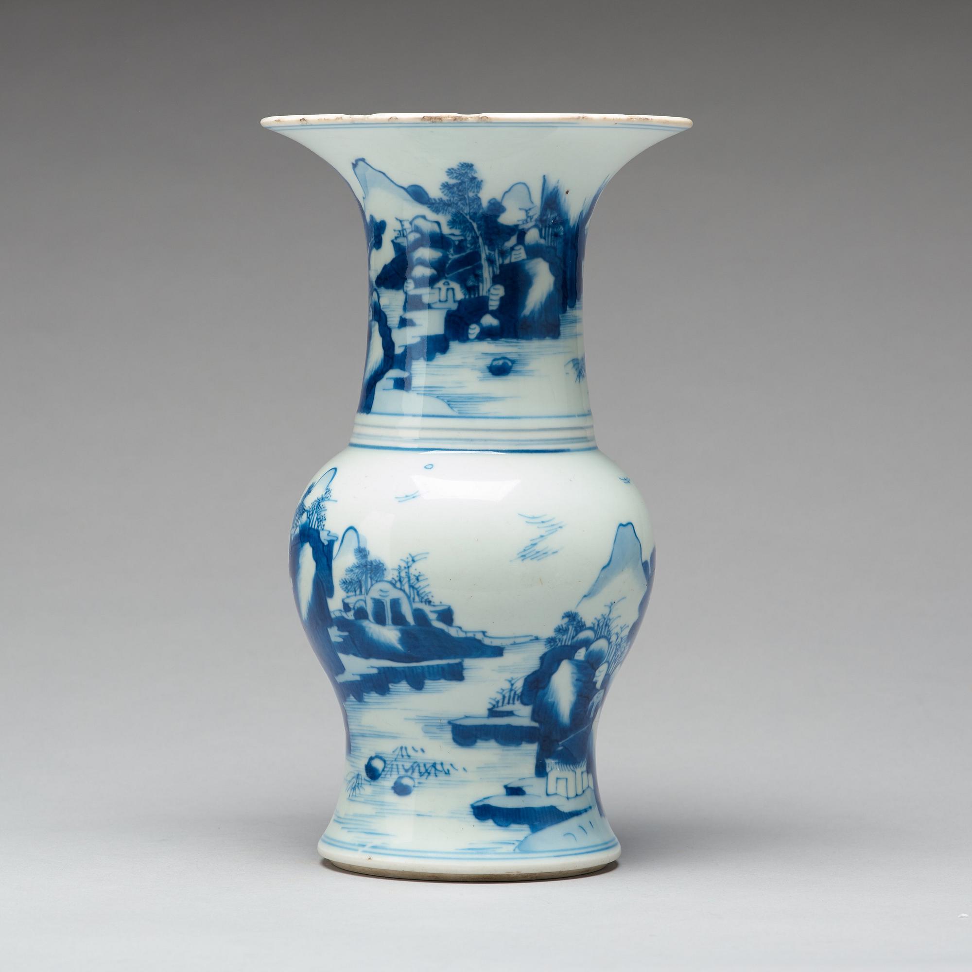 A blue and white 'yenyen' vase, Qing dynasty, Kangxi (1662-1722).