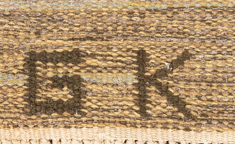 A Swedish signed GK flat weave carpt approx 300x200 cm.
