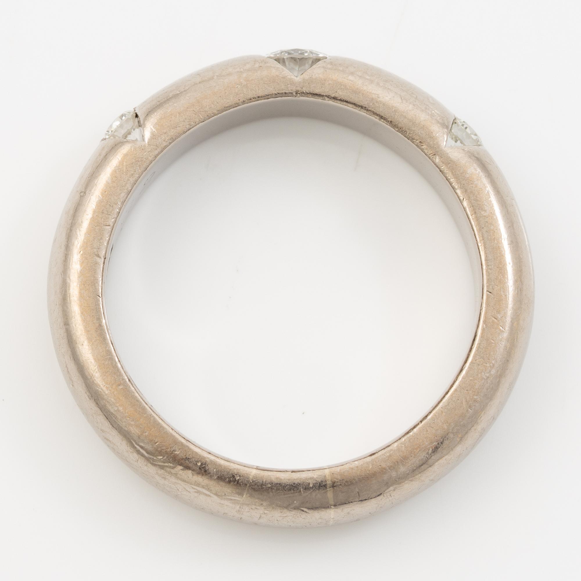 Ring 18K white gold with three round brilliant-cut diamonds, Engelbert.