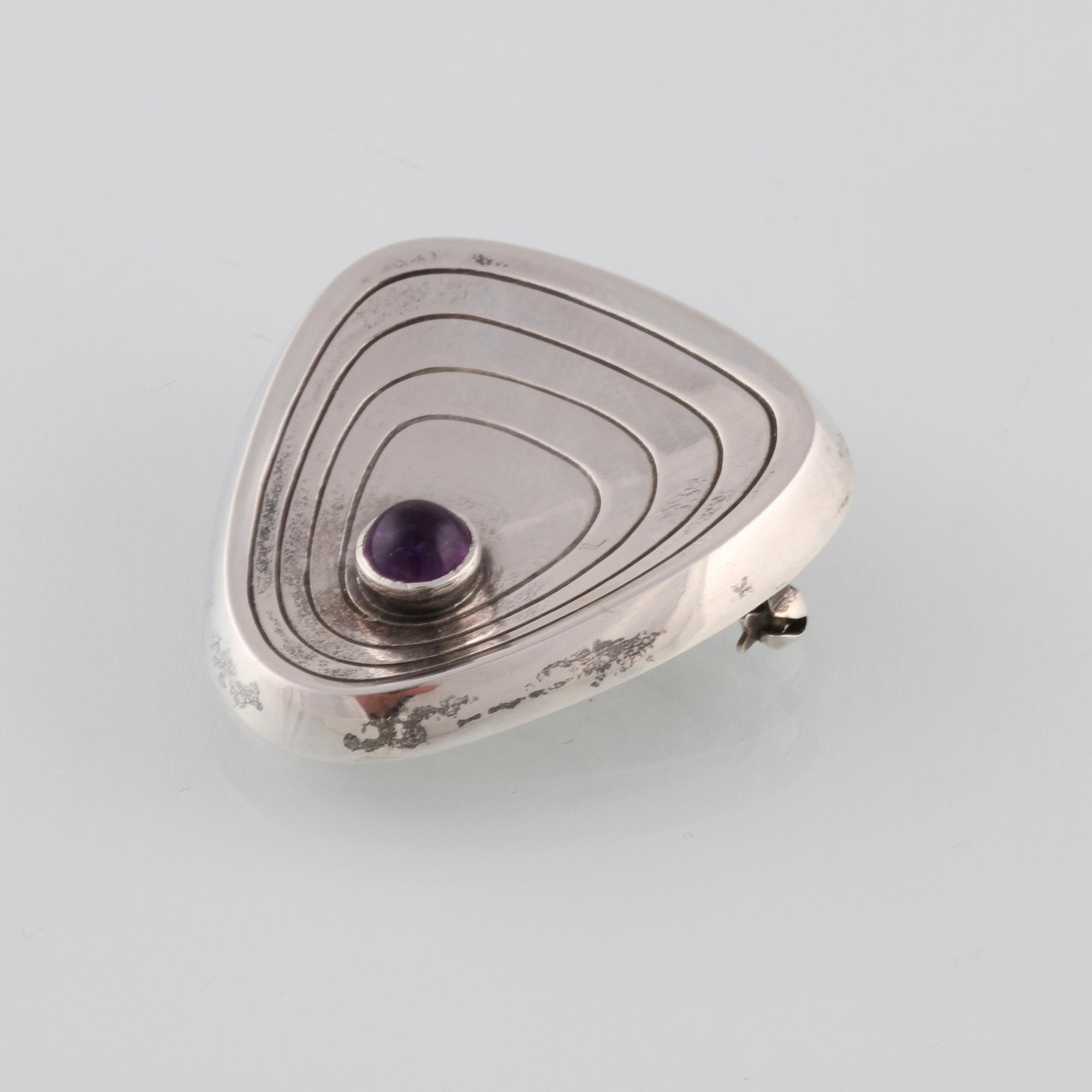 BROSCH, silver med cabochonslipad ametist, Sven Arne Gillgren för Gustav Dahlgren & Co, Malmö, 1955. Vikt 11,7 gram.