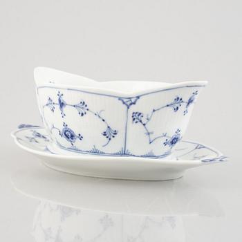 A 'Blue Fluted' / 'Musselmalet rifflet' porcelain sauce boat, Royal Copenhagen, model 204, post 1923.