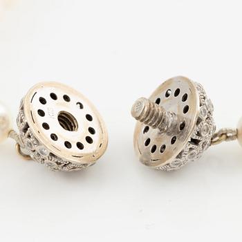 Pärlcollier med odlade pärlor, lås 18K vitguld med små briljantslipade diamanter.