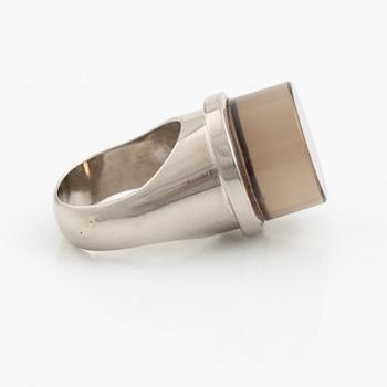 Sigurd Persson, ring, 18K vitguld med rökkvarts, Stockholm 1963.