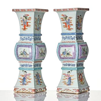 A pair of famille rose 'immortals' altar vases, late Qing dynasty/Republic.