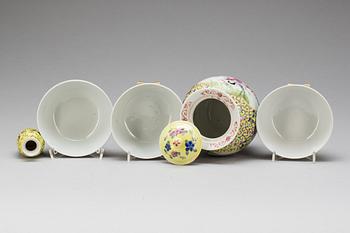 BOJAN MED LOCK och SKÅLAR, 3 st samt VAS, porslin, Kina 18/1900-tal.