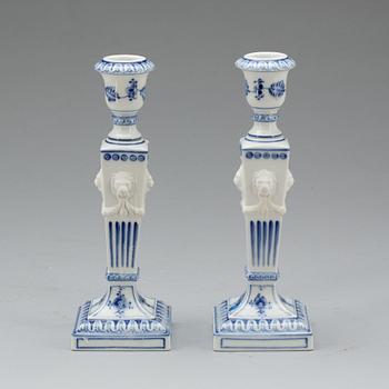 LJUSSTAKAR, ett par, porslin. "Musselmalet", Royal Copenhagen.