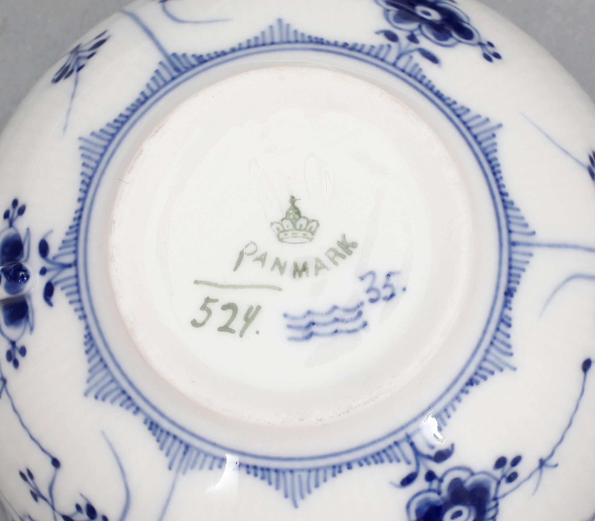 TEKOPPAR MED FAT, 23+1 delar, porslin, "Musselmalet", Royal Copenhagen,