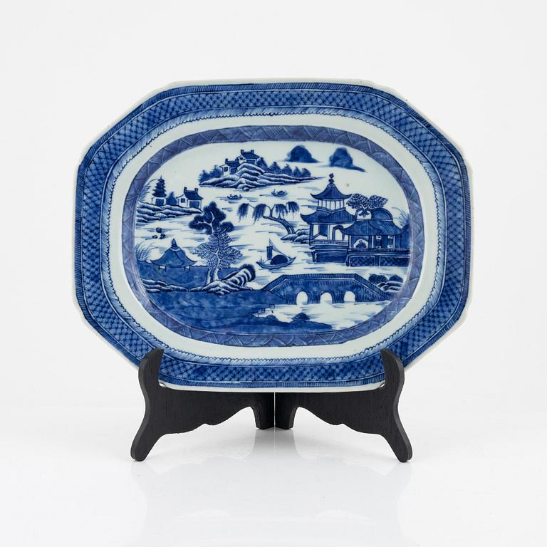 A blue and white Chinese porcelain charger, Qing Dynasty, Qianlong (1736-95).
