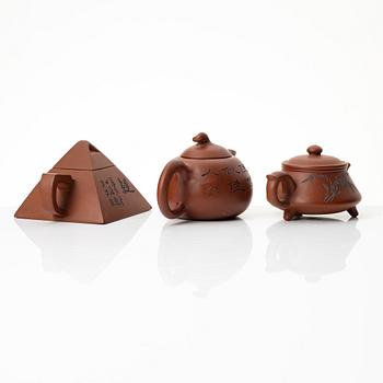 A group of three Chinese yixing teapots, 1980/90s.
