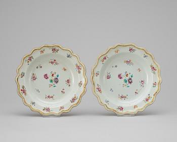 333. A pair of famille rose charger, Qing dynasty, Qianlong (1736-95).