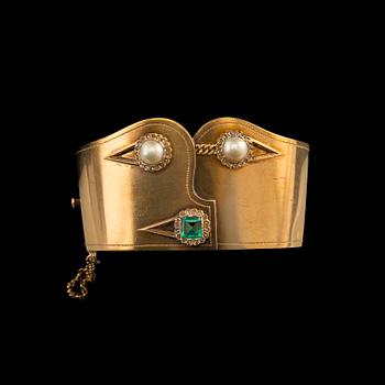 A BRACELET, 56 gold, pearls, an emerald 1.2 ct. and 52 rose cut diamonds. Marked AZ St. Petersburg. Late 1800 s.