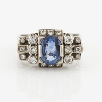 Ring, 18K white gold with sapphire and brilliant and octagon-cut diamonds.