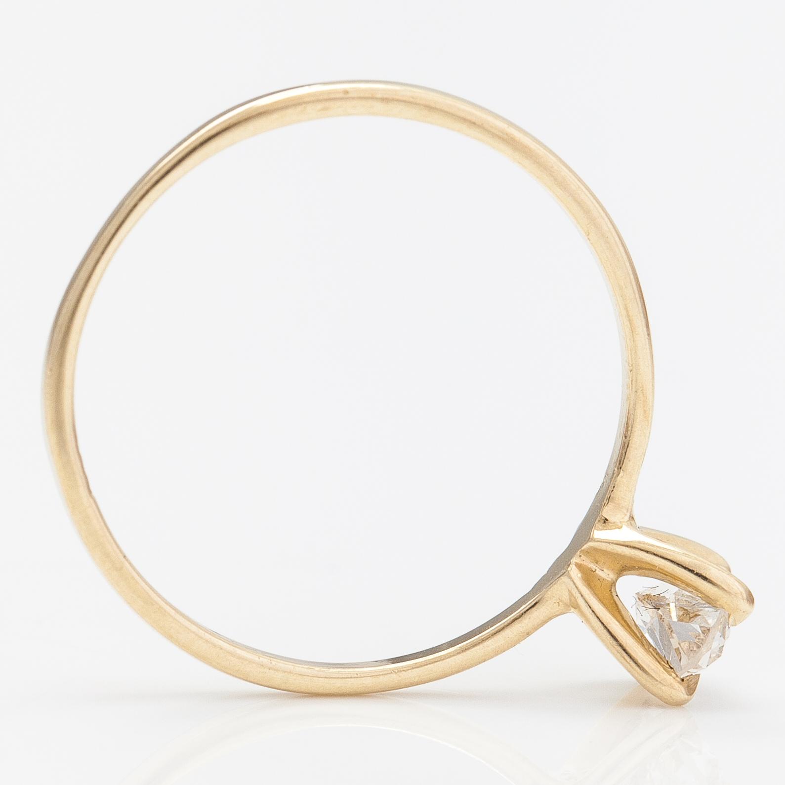 Ring, 14K guld och oval diamant ca 0.37 ct. Med AIG-certifikat.