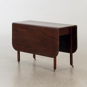 A probably english 19th century flap table.