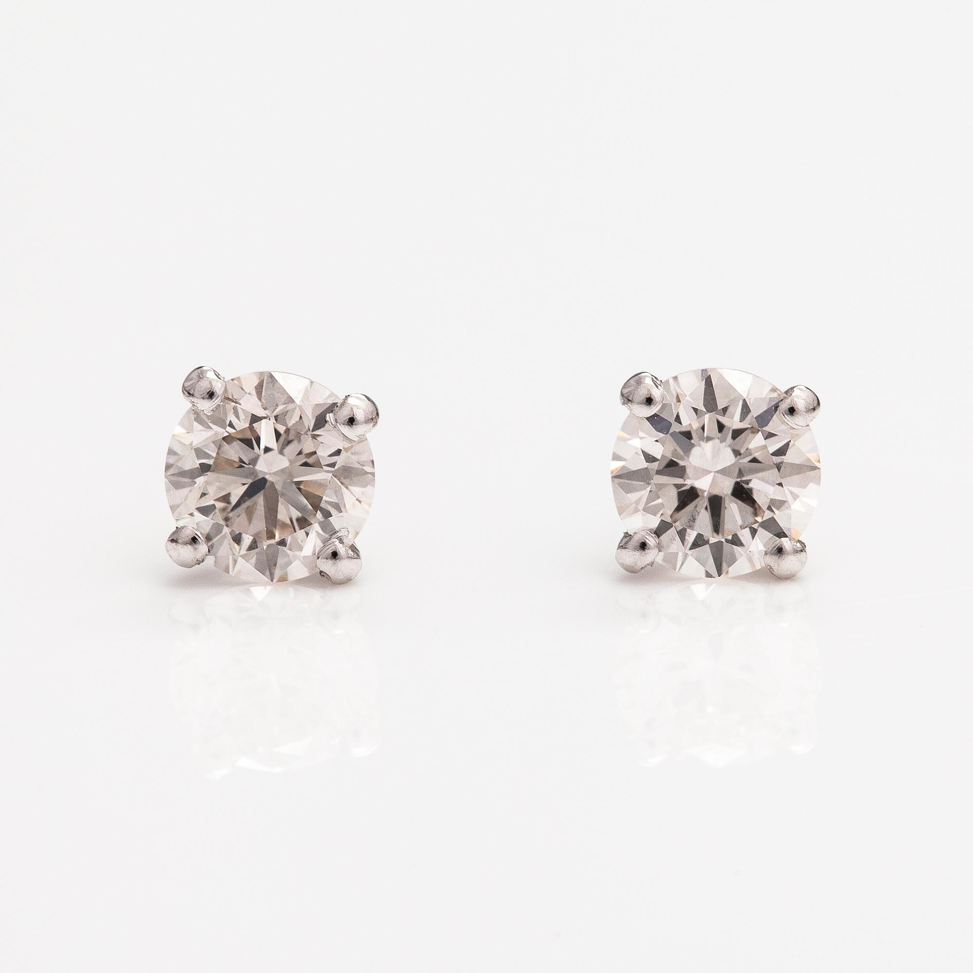A pair of 14K white golde arrings with diamonds ca. 1.01 ct in total.