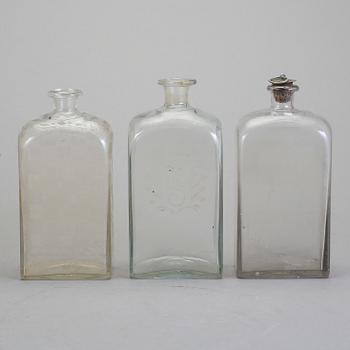 FLASKSCHATULL MED 3 FLASKOR, 1800-talets första hälft.
