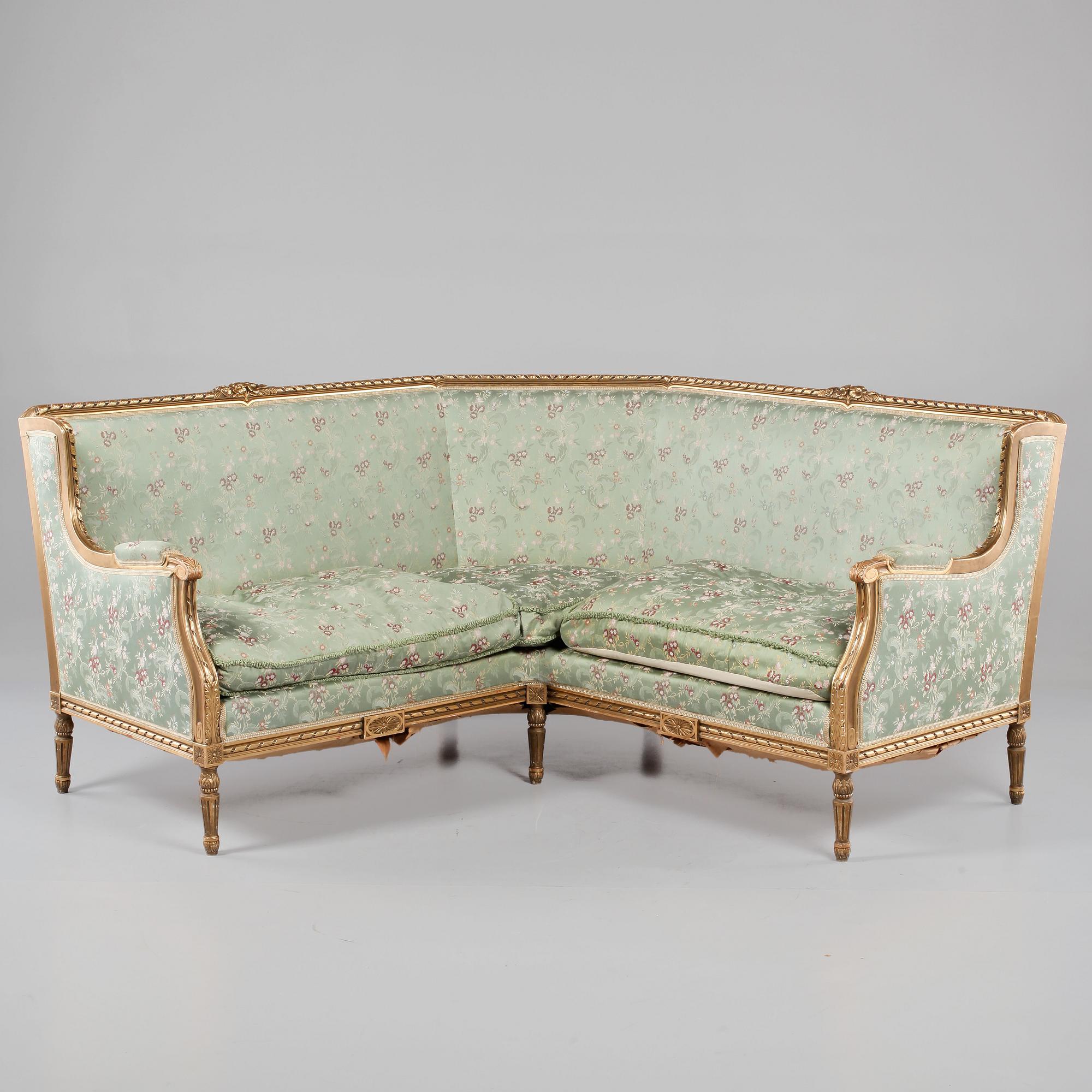 HÖRNSOFFA, märkt "Carl Johanssons Möbleringsaffär Kunglig hovleverantör Stockholm", gustaviansk stil, tidigt 1900-tal.