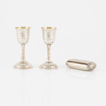 Kalkar, ett par samt dosa, silver, bl.a. MGAB Uppsala, 1946.