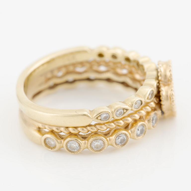 Ring, 14K gold with brilliant-cut diamonds.