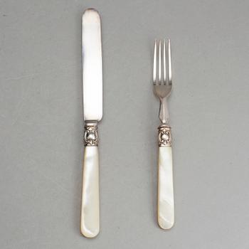 BESTICKUPPSÄTTNING, i schatull, nysilver och pärlemor, 1800-talets slut.