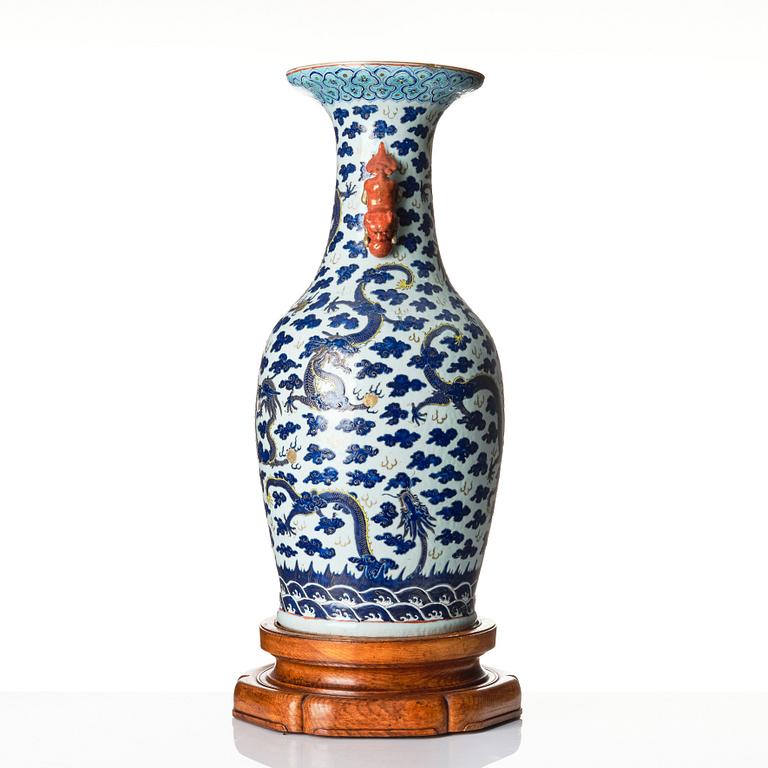 Palatsvaser, ett par, porslin. Qingdynastin, 1800-tal.