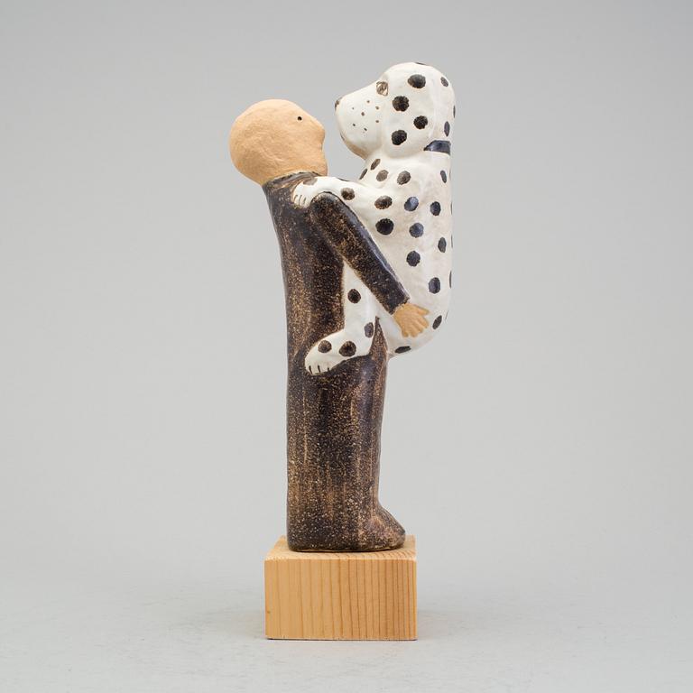 LISA LARSON, figurin i stengods "Mannen med hunden". K-studion i Gustavsberg. Numrerad 537/600.
