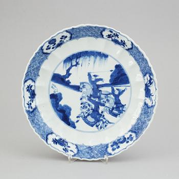 A blue and white dish, Qing dynasty, Kangxi (1662-1722).