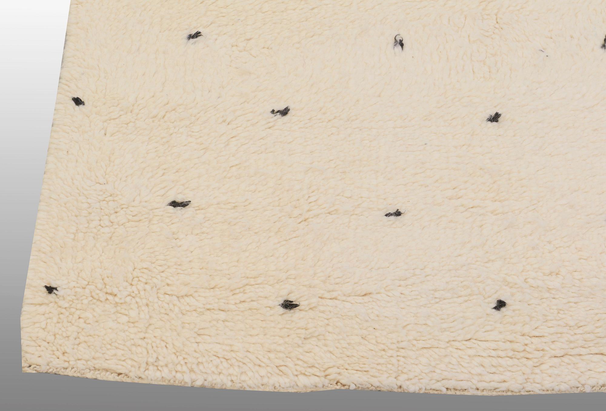 A CARPET, MOROCCO, ca 310 x 205 cm.