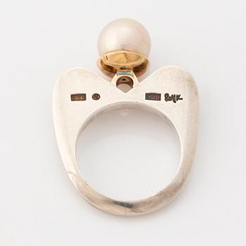 Rolf Karlsson, Ring, silver med odlad pärla i guldskål.