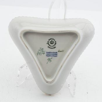 Royal Copenhagen, Crèmekopp med lock och fat, porslin, "Flora Danica", Royal Copenhagen, Danmark.