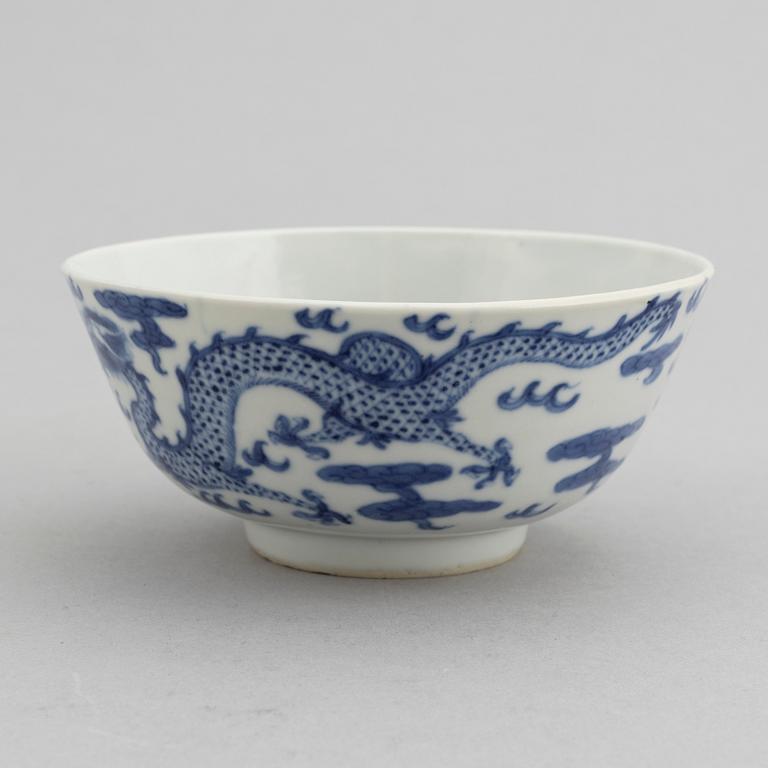 A Chinese blue and white 'Bleu de Hue' bowl for the Vietnamese market, late 19th Century.