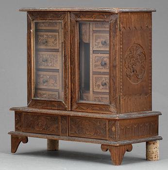 MINIATYRSKÅP, skuret trä, 1800-talets slut.