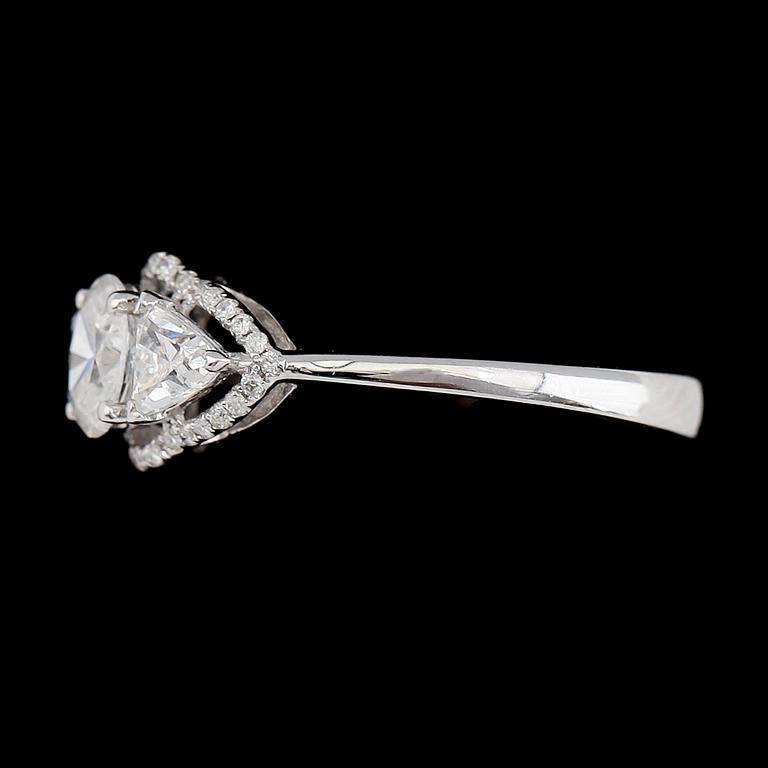 RING, 18K vitguld, diamanter tot ca 0.86 ct. Vikt ca 2 g.