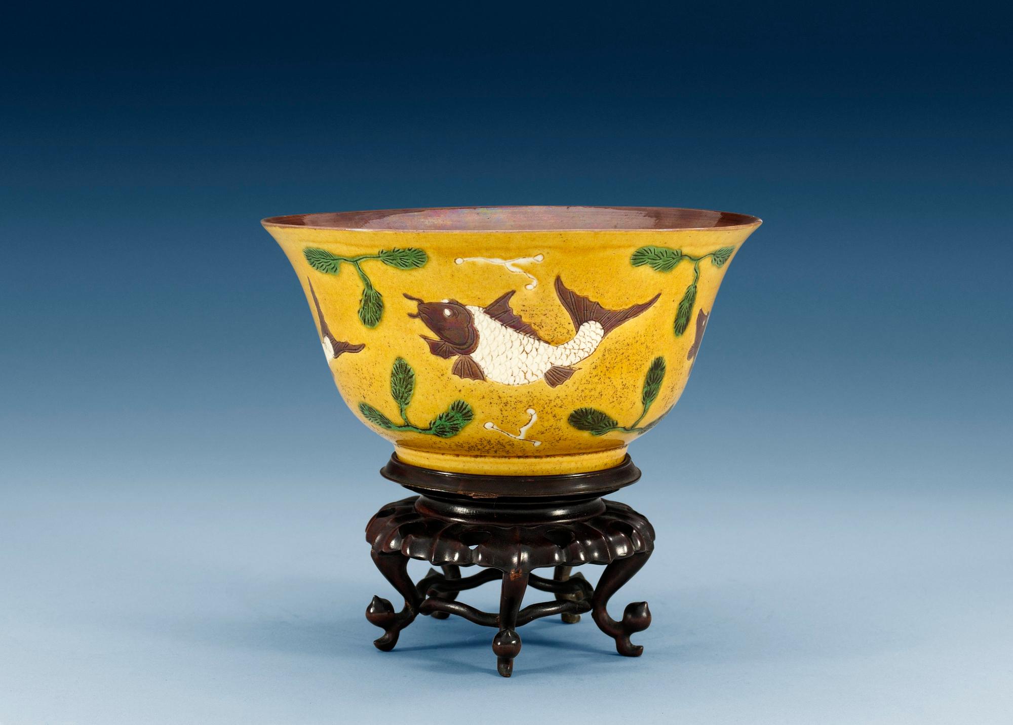 A bisquit brinjal bowl, Qing dynasty, Kangxi (1662-1722).
