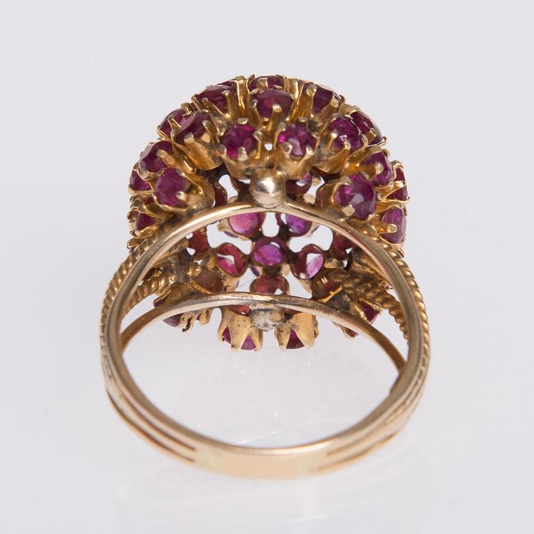RING, ljusröda safirer, 18K guld.