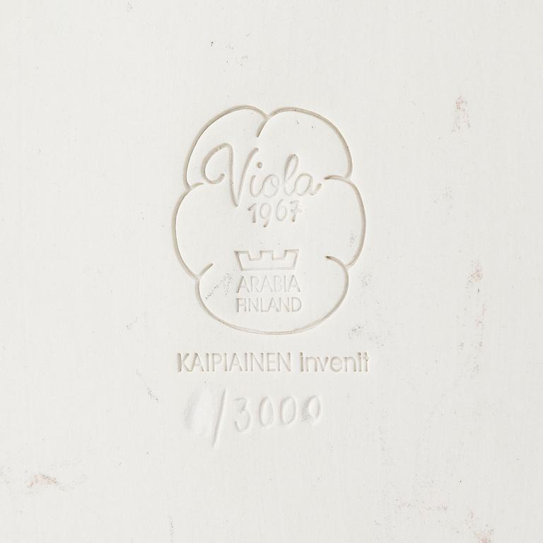 Birger Kaipiainen, dekorationsfat, 5 st, "Viola", stämpelmärkta, Arabia, 1900-talets slut.