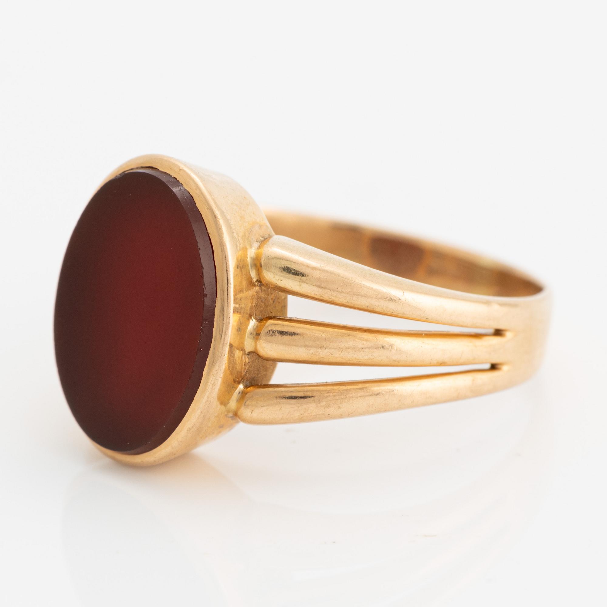 Klackring. 18K guld med slät karneol.