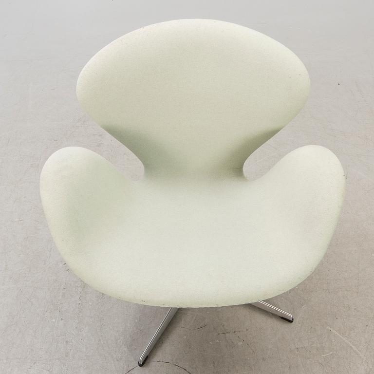 Arne Jacobsen, fåtölj, "Svanen", Fritz Hansen, Danmark, 2007.