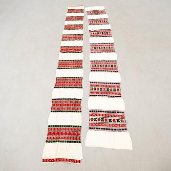 Hängkläden 2 st Blekinge 1800-talets andra hälft linne ca 279x45 cm samt 305x36 cm.