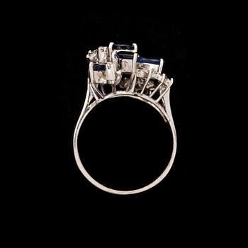 RING, 18K vitguld, 8/8-slipade diamanter, safirer. Vikt ca 6,0 g.