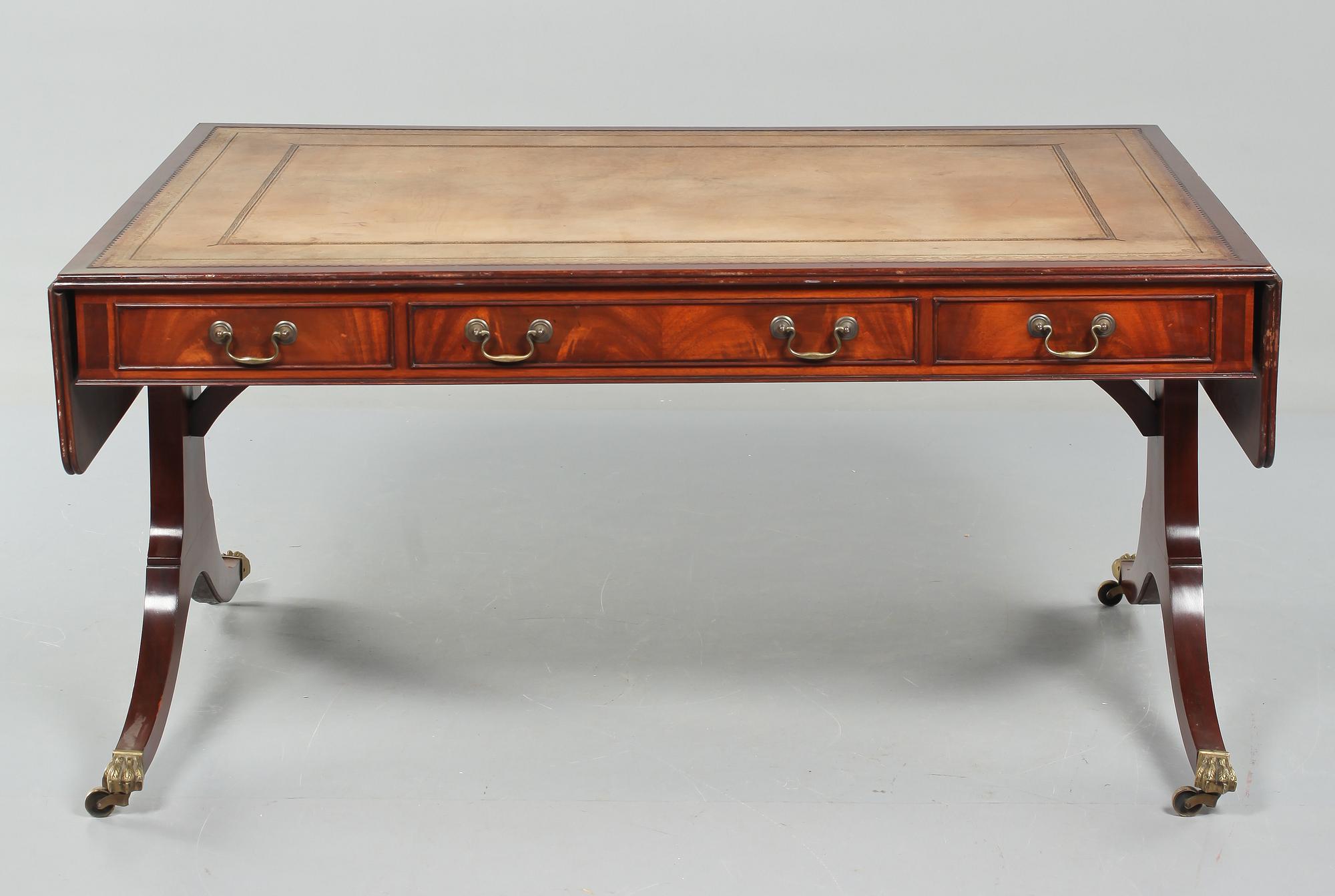 SKRIVBORD, engelsk stil, 1900-talets andra hälft.