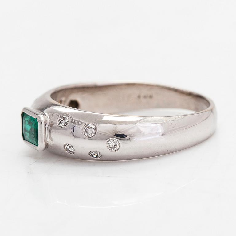 Ring, 18K vitguld, med en rektangulär smaragd och diamanter ca 0.10 ct tot.