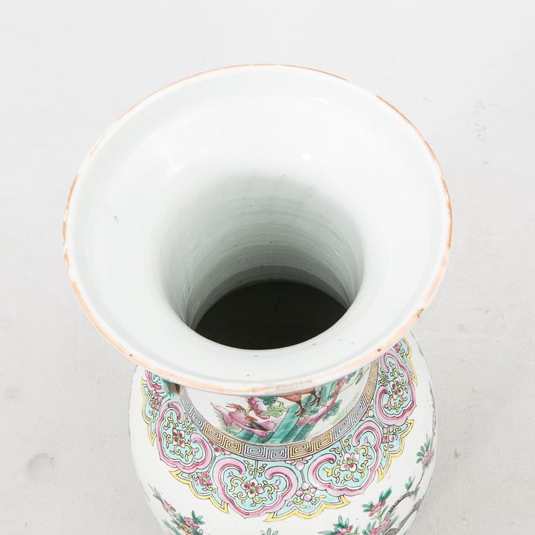 Golvvas, porslin, Kina, omkring 1900.